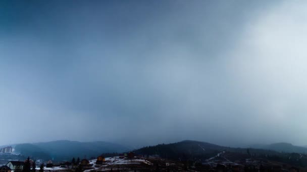 Nubes moviéndose sobre las montañas . — Vídeos de Stock