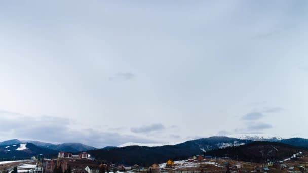 Wolken ziehen über die Berge. Zeitraffer — Stockvideo