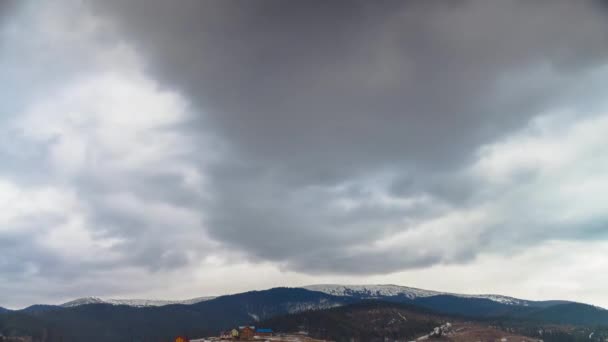 Nubes moviéndose sobre las montañas. Tiempo de caducidad — Vídeos de Stock