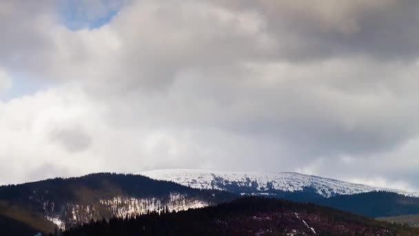 Nuvole che si muovono sulle montagne. Interruzione temporale — Video Stock