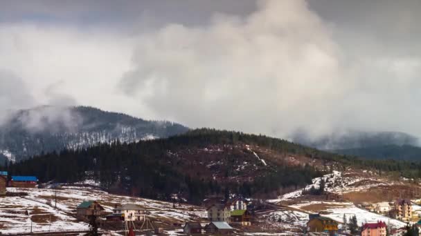 Nubes moviéndose sobre las montañas. Tiempo de caducidad — Vídeos de Stock