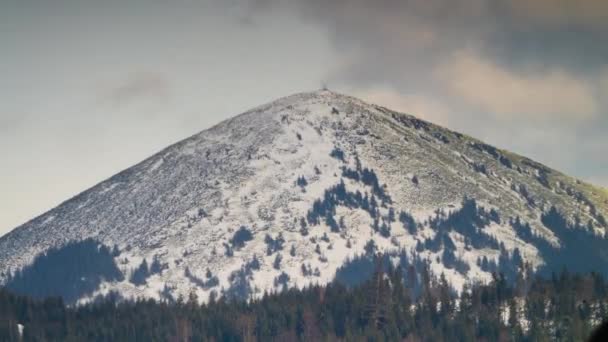 Nubes moviéndose sobre la cima de la montaña. Cronograma — Vídeos de Stock