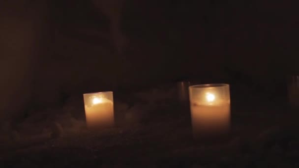 Le candele sono accese e in piedi nella neve — Video Stock