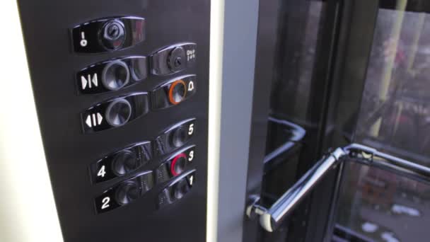 Натискання кнопки в русі ліфта і підйом — стокове відео