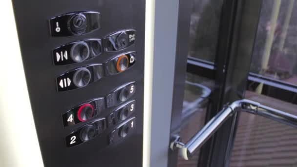 Щелчок по кнопке в лифте и движение лифта — стоковое видео