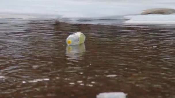 Plastic fles drijvend in de rivier berg. — Stockvideo