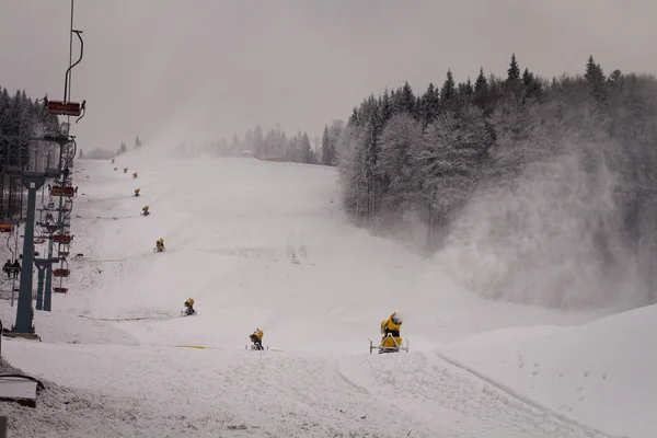 iluminación nocturna en la piscina en complejo