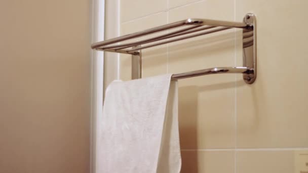 O homem pendura toalhas na prateleira — Vídeo de Stock