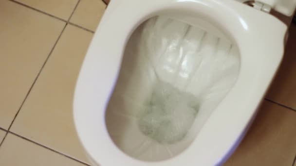 Дренажна вода в туалеті — стокове відео