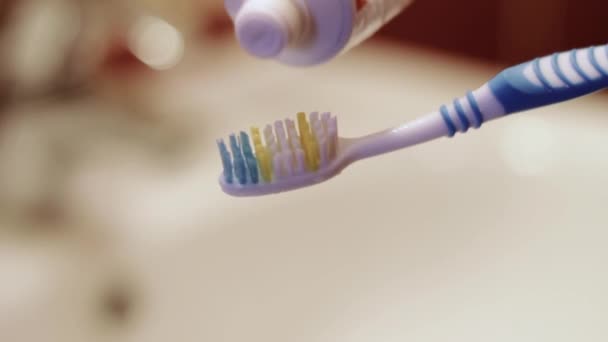 Cepillo de dientes que se aplicó pasta de dientes — Vídeo de stock