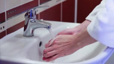 adam ellerini lavaboda yıkar