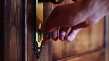 Adam anahtar kullanarak kapıyı açar