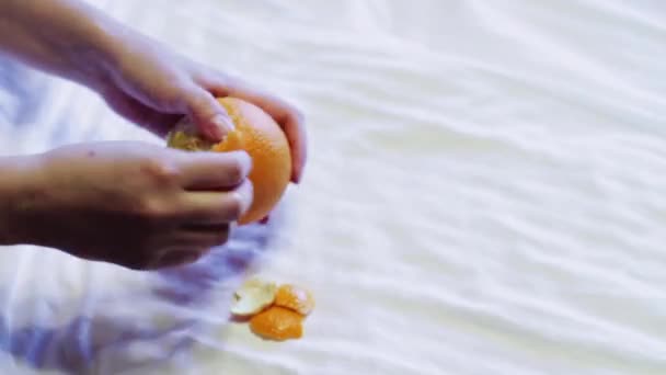 Man rengör orange. En snabbare — Stockvideo