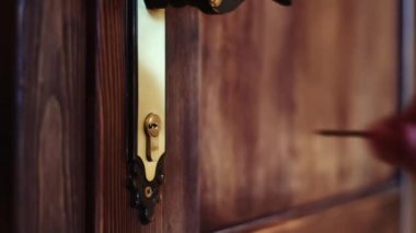 Adam anahtar kullanarak kapıyı açar