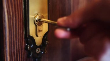 Adam istimal belgili tanımlık anahtar kapıyı açar