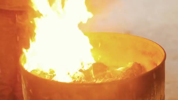 Brand vlammen in het vat is ontstoken benzine — Stockvideo