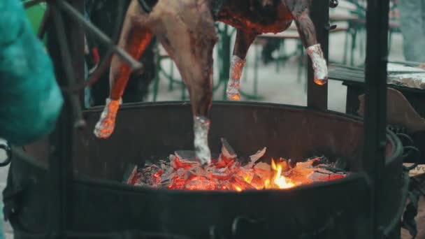 Prase se peče na grilu — Stock video