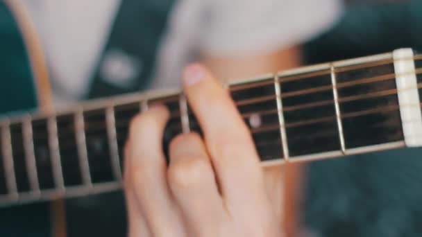 Detaljer för artist man händerna spela akustisk gitarr musikalisk, vintage retro Foto — Stockvideo