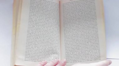 Kitabın sayfaları el ile sağdan sola çevirme.