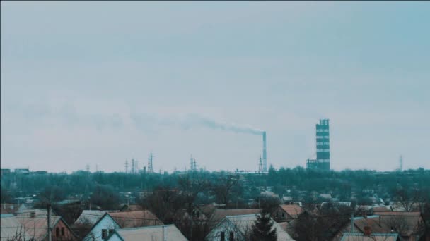Завод, тяжелая промышленность, дым из труб — стоковое видео