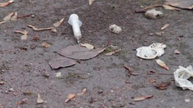 Çöp kutusu, acayip şırıngalar ve prezervatif