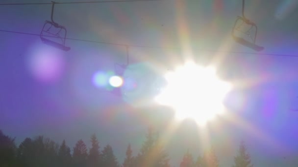 A Sun háttérben ski lift — Stock videók