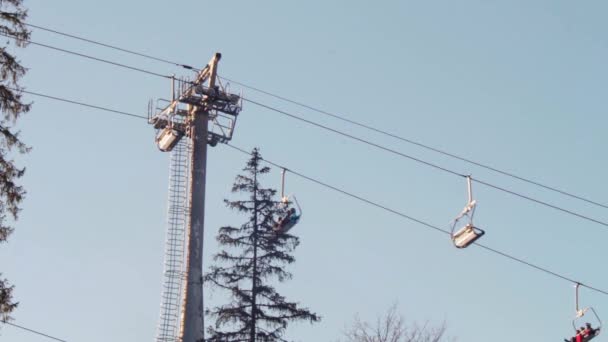 Ski lift insanlarla — Stok video