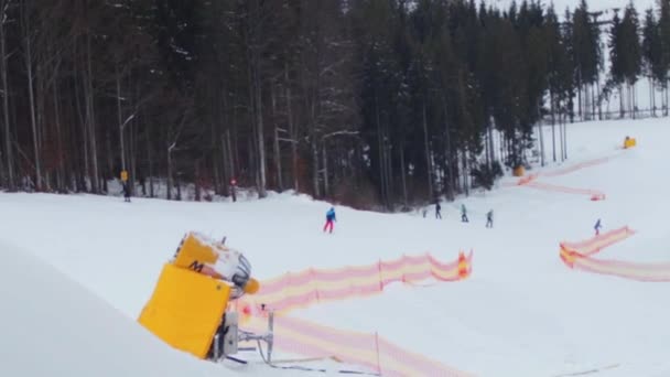 Skiërs rit op de piste, het uitzicht vanuit de lift — Stockvideo