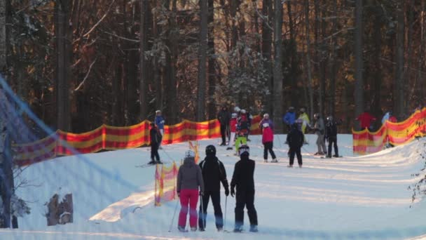 Gli sciatori vanno sulla pista da sci — Video Stock
