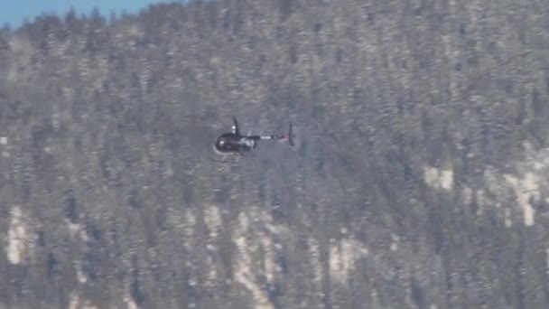 El helicóptero está volando sobre el bosque de montaña — Vídeos de Stock