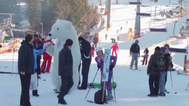 Big white bear standing on ski slope — Stock Video