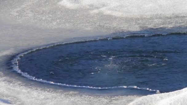 湖面上覆盖着冰洞里的水沸腾 — 图库视频影像