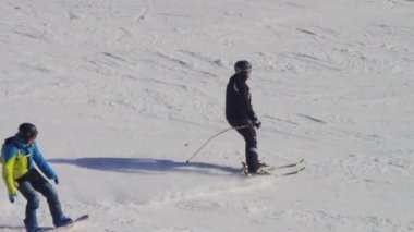 Kayakçı Kayak yolda gidiyor. Ağır çekim