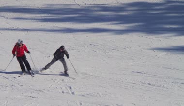 Kayak yolda giden düşen kayakçı. Ağır çekim