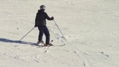 Kayak yolda giden düşen kayakçı. Ağır çekim