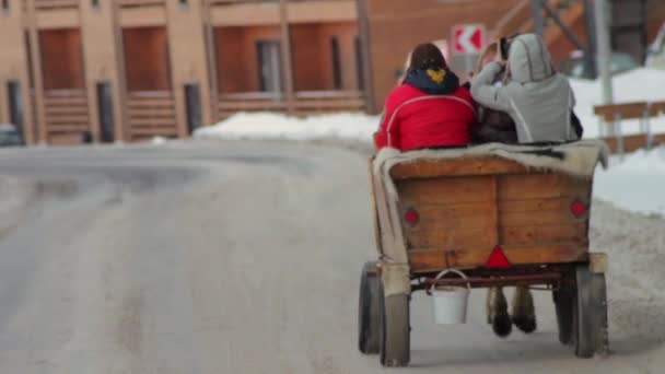 La carrozza va con la gente per strada — Video Stock