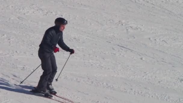 Narciarz jeździ na torze ski. Zwolnionym tempie — Wideo stockowe