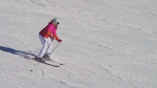 Skiër rijdt op de skipiste. Slow motion — Stockvideo