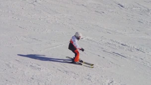 Paseos de esquiador en la pista de esquí. Movimiento lento — Vídeo de stock