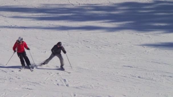 Падающий лыжник, идущий на лыжную трассу. Медленное движение — стоковое видео
