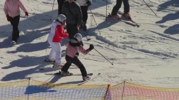 Caindo esquiador que vai na pista de esqui. Movimento lento — Vídeo de Stock