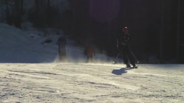 Skiër rijdt op de skipiste. Slow motion — Stockvideo