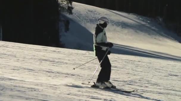 Paseos de esquiador en la pista de esquí. Movimiento lento — Vídeos de Stock