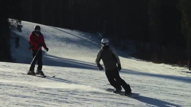 Snowboarder fährt auf der Autobahn — Stockvideo