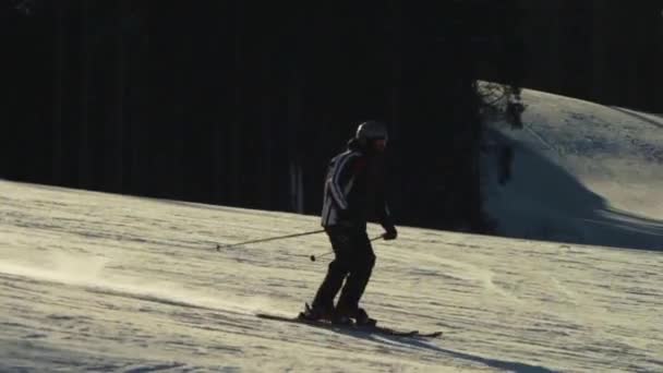 Катание на лыжах по лыжне. Медленное движение — стоковое видео