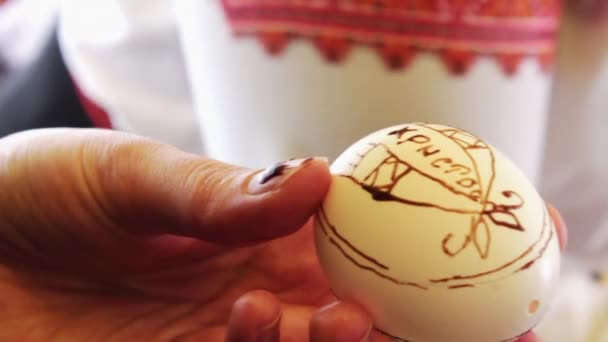 Man schildert de Easter Egg — Stockvideo