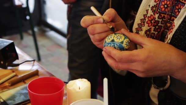 L'uomo dipinge l'uovo di Pasqua — Video Stock