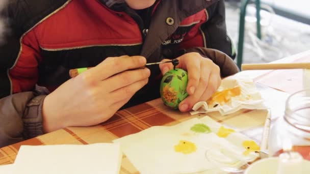 Άνθρωπος που χρωματίζει το αυγό του Πάσχα — Αρχείο Βίντεο
