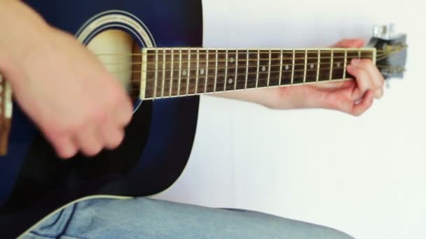 Homme jouant de la guitare acoustique. — Video