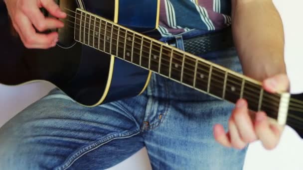 Hombre tocando la guitarra acústica. — Vídeos de Stock